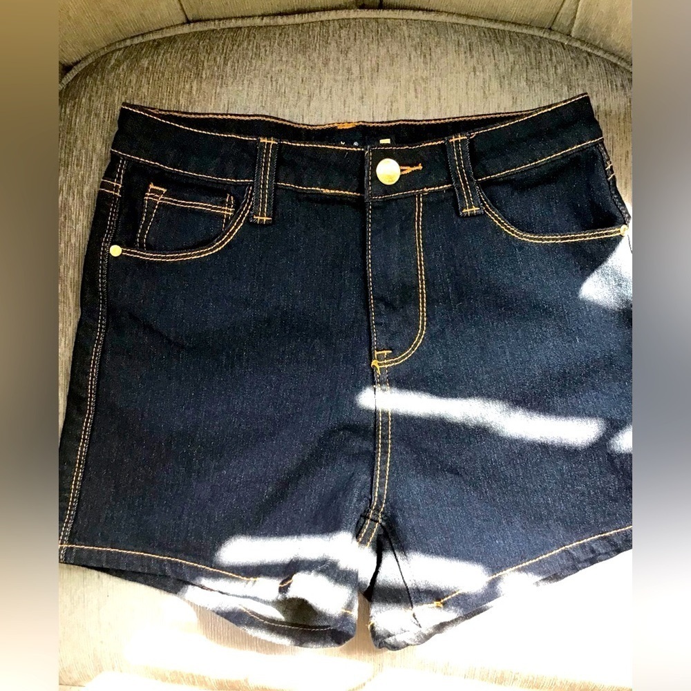 Sz M Papaya Jean shorts EUC. 2 pockets Gold button and tan trim